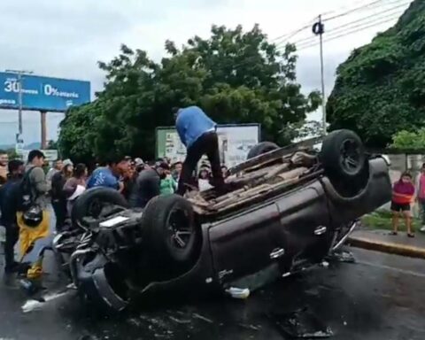Driver causes accident;  leaves a dead doctor and two injured