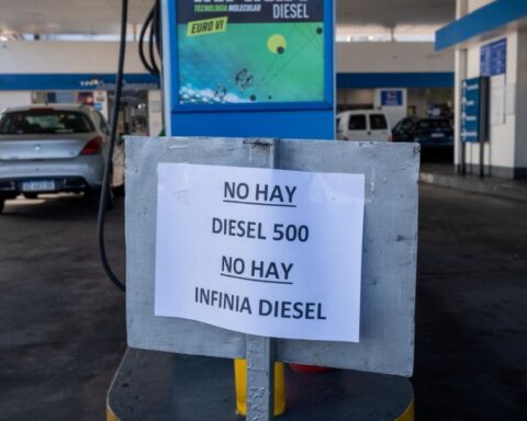 Due to the lack of diesel, YPF restricts the sale to foreign vehicles and will charge them up to double