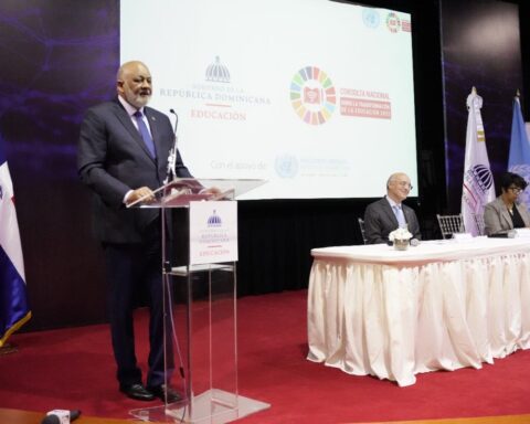 Ministro Educación atribuye males sociales a falta valores y formación