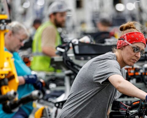 Employment and wages continue to expand during May in the United States
