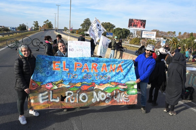 Environmentalists cut Rosario-Victoria bridge due to fires in wetlands