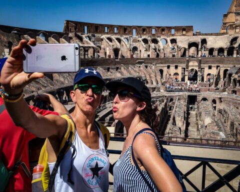 Turistas en el Coliseo de Roma. Foto: Kaloian.