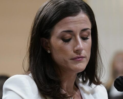 Cassidy Hutchinson, una de las principales asistentes del entonces jefe de gabinete de Trump, Mark Meadows, en la audiencia de hoy. Foto: AP.