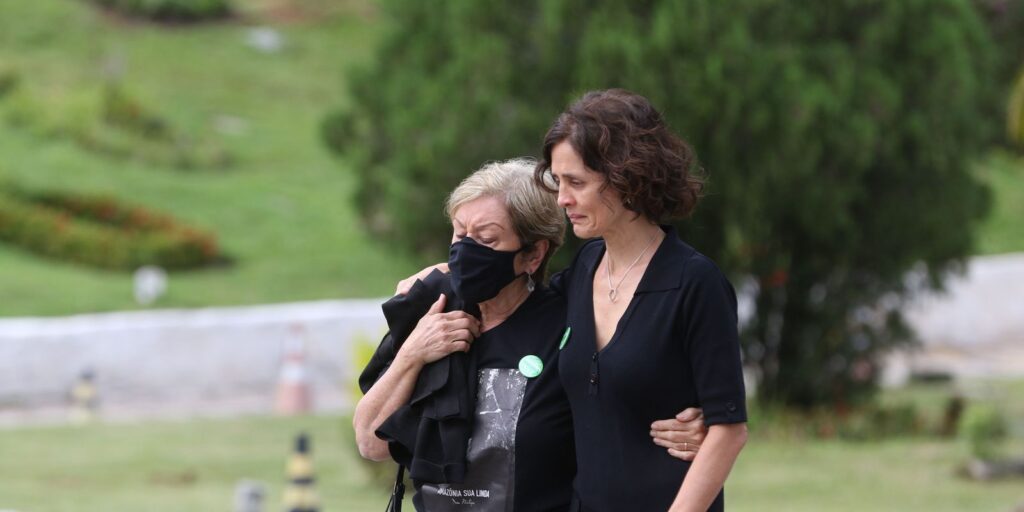 Family members bid farewell to Dom Phillips at a funeral in Niterói