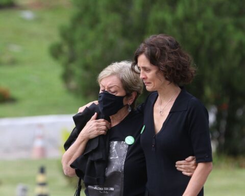 Family members bid farewell to Dom Phillips at a funeral in Niterói