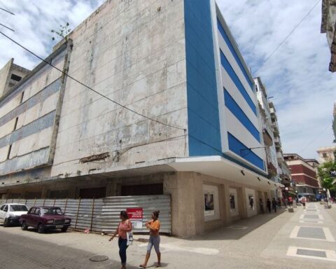 Fin de Siglo, the jewel of Cuban warehouses, has become a garbage dump