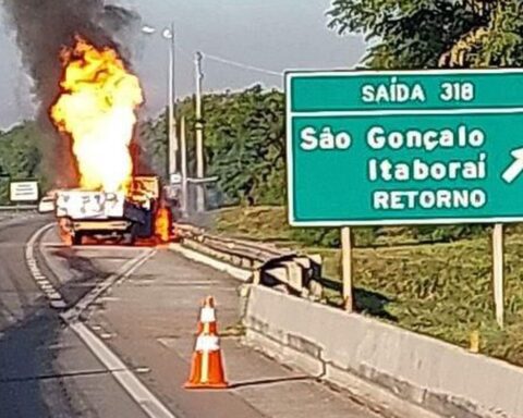 Fire in vehicle loaded with gas cylinders closes BR-101