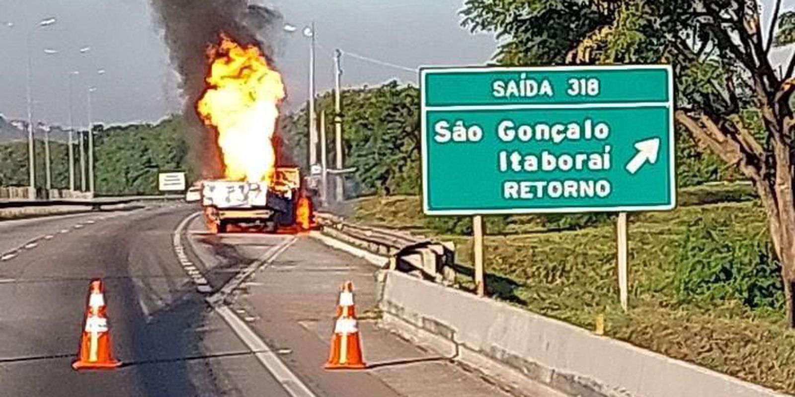 Fire in vehicle loaded with gas cylinders closes BR-101