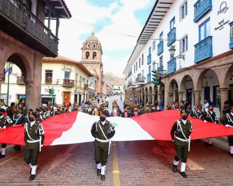 Flag Day: Flag Walk, hoisting of the National Pavilion and parade in Cusco (GALLERY)