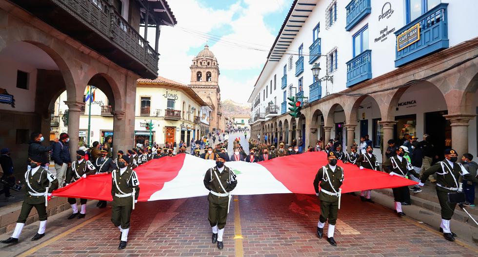 Flag Day: Flag Walk, hoisting of the National Pavilion and parade in Cusco (GALLERY)