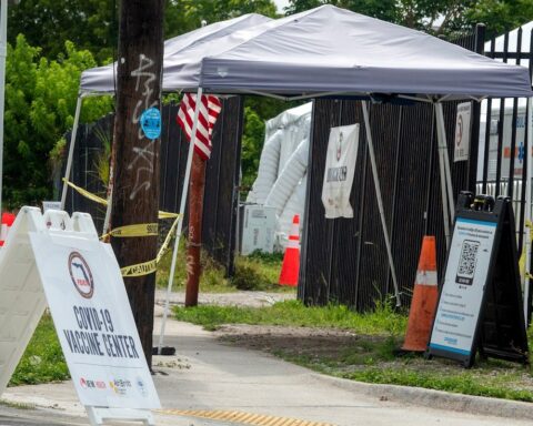 Centro de vacunación contra COVID-19, en Overtown, Miami, Florida, EEUU. Foto: Cristobal Herrera-Ulashkevich / EFE / Archivo.