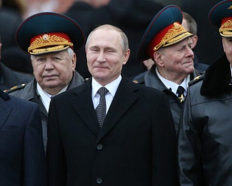 El ex presidente ruso Dimitri Mevedev (a la izquierda) junto a Validimir Putin y altos oficiales. Foto: BBC.