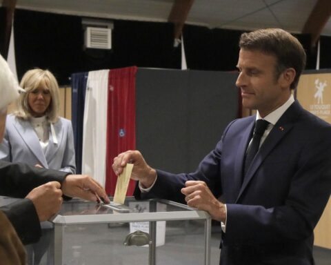 El presidente francés, Emmanuel Macron, emite su voto en la segunda vuelta de las elecciones legislativas, en Le Touquet, en el norte de Francia, el 19 de junio de 2022. Foto: Michel Spingler / EFE / POOL.