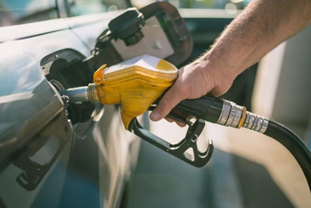 Congelan los precios de los combustibles