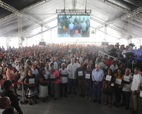 President Luis Abinader poses with some of the new owners who received their property titles in Hato del Yaque, Santiago.