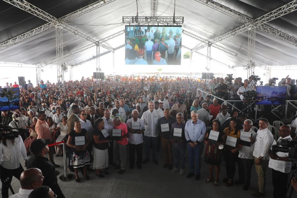 President Luis Abinader poses with some of the new owners who received their property titles in Hato del Yaque, Santiago.