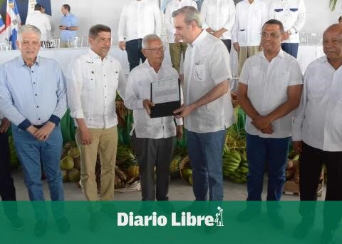 Government delivers land titles to parceleros