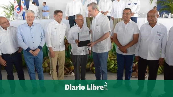 Government delivers land titles to parceleros