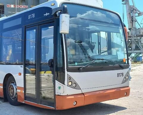 Ómnibus donados por Bélgica a Cuba. Foto: Agencia Cubana de Noticias.