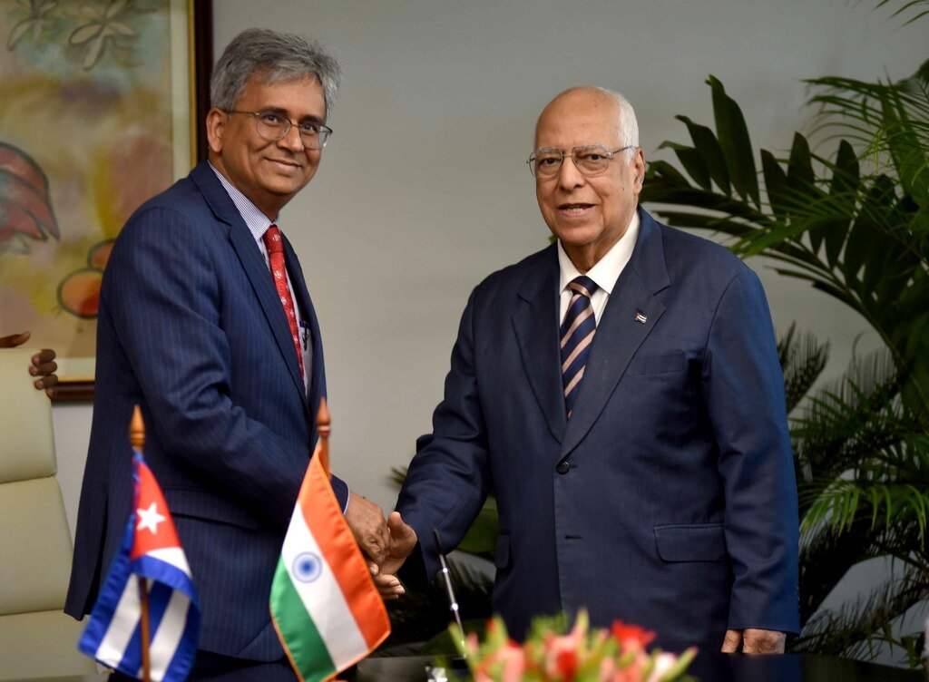 Ricardo Cabrisas Ruiz (D), viceprimer ministro cubano, sostiene conversaciones con Saurabh Kumar, viceministro de Relaciones Exteriores de la India, en la sede del Consejo de Ministros, La Habana. Foto: Omara García/Acn.