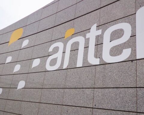 Gustavo Gómez (OBSERVACOM) said that ANTEL's business with private channels is "expensive and bad"