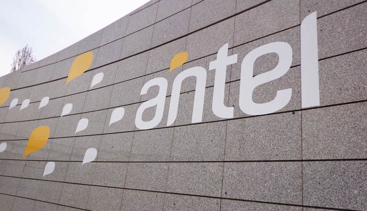Gustavo Gómez (OBSERVACOM) said that ANTEL's business with private channels is "expensive and bad"