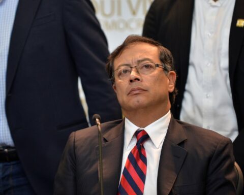 Gustavo Petro's identity card published after controversy over his place of birth