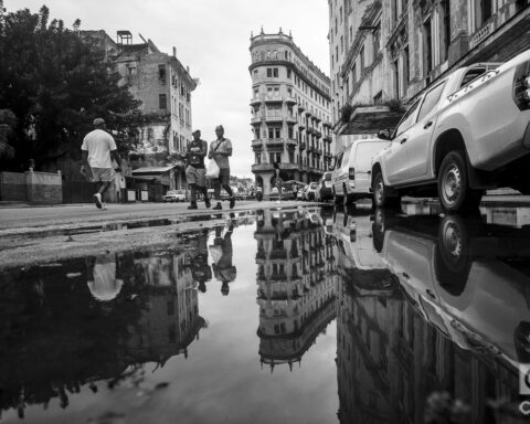La Habana: reflejos en tiempos de lluvia. Foto: Otmaro Rodríguez.