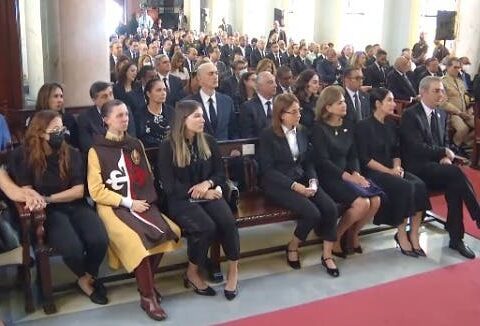 Relatives, friends and political companions attended the funeral mass of the deceased Orlando Jorge Mera in the San Rafael Arcángel chapel of the National Palace.