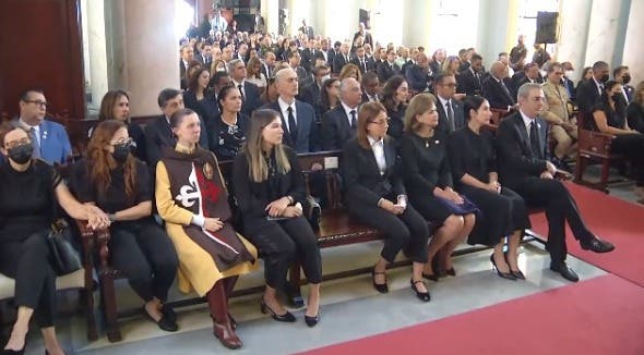 Relatives, friends and political companions attended the funeral mass of the deceased Orlando Jorge Mera in the San Rafael Arcángel chapel of the National Palace.