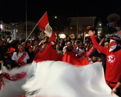 Hundreds took to the streets for the "flag" in Huancayo prior to the Peru vs.  Australia