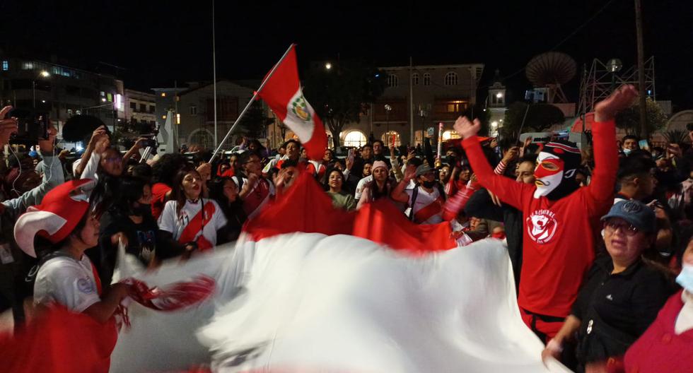 Hundreds took to the streets for the "flag" in Huancayo prior to the Peru vs.  Australia