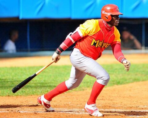 Ariel Sánchez fue expulsado este sábado en el segundo partido de las semifinales y no está claro qué tipo de sanción recibirá por lanzar una pelota a las gradas. Foto: Ricardo López Hevia.