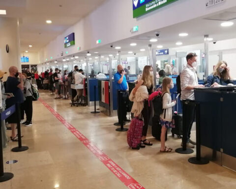 Immigration in Cancun treats Cubans as criminals despite having Spanish visas and passports