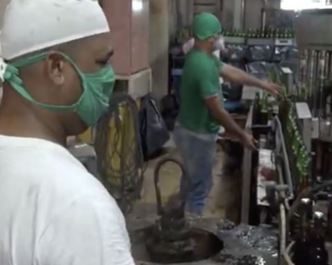 In the absence of beverages, a Cuban bottler makes the same vinegar that rents its premises