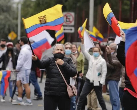 Indigenous people try to break into the Ecuadorian Congress after 11 days of protests