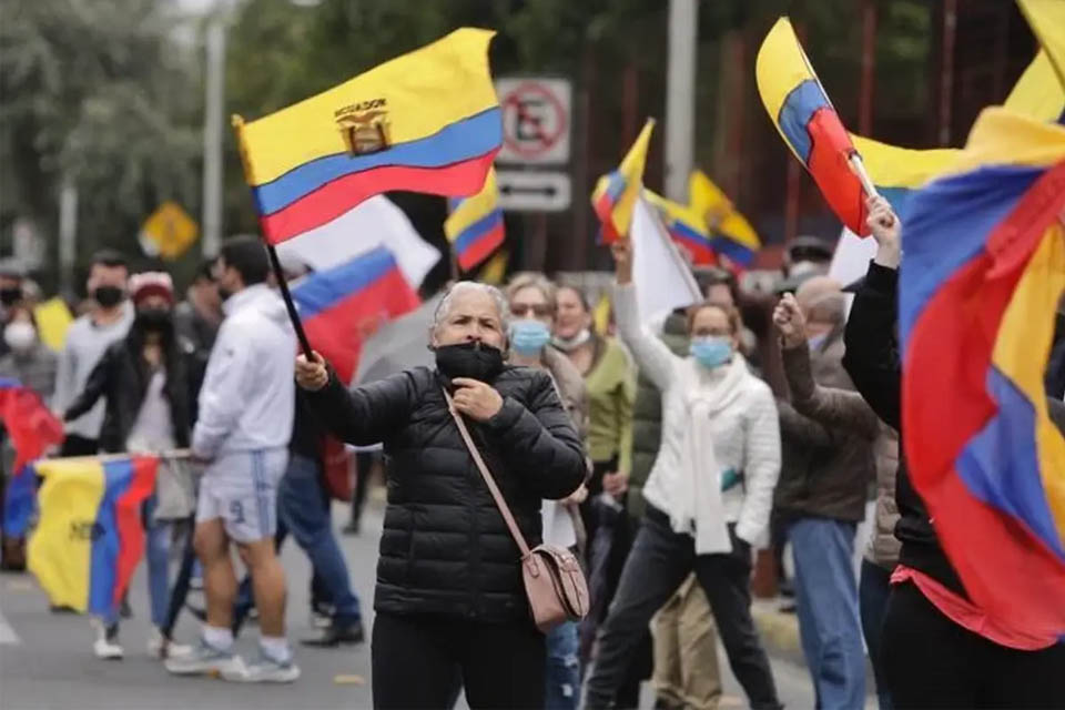 Indigenous people try to break into the Ecuadorian Congress after 11 days of protests