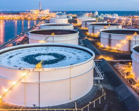 Industrial activity grows in April, but oil extraction and civil works fall