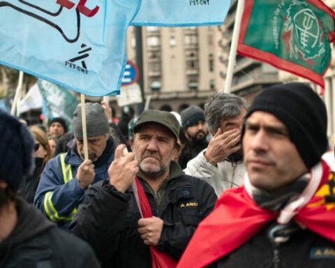 "Lacalle speeds up his neoliberal plan of privatization and weakening of state companies"