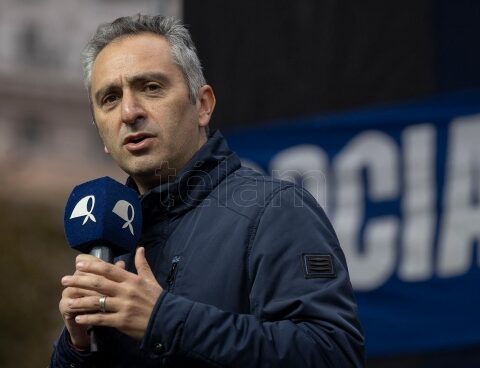 Larroque: Vidal "paralyzed almost 200 works and left 2,000 schools in a building emergency"