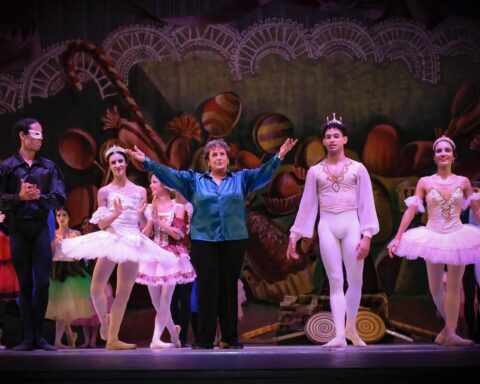 Alonso (al centro) dirige el centro ProDanza. Foto: facebook.com/ProDanzaBalletLauraAlonso.