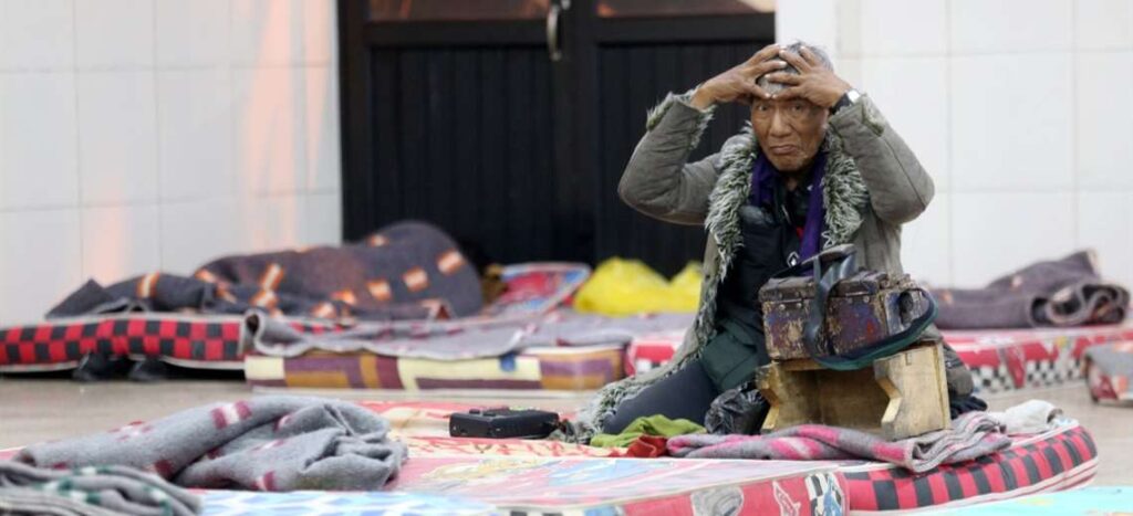 Leaving the street on cold nights is a relief for people who sleep on the sidewalks of Santa Cruz