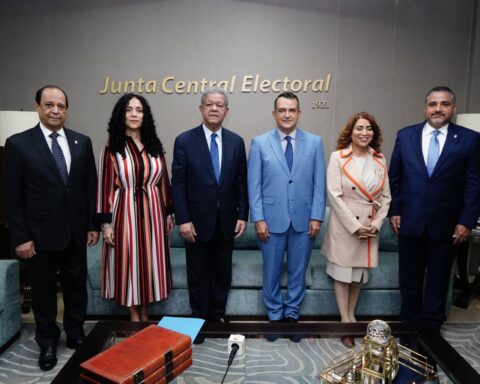 Leonel registers Fuerza del Pueblo with more than a million members