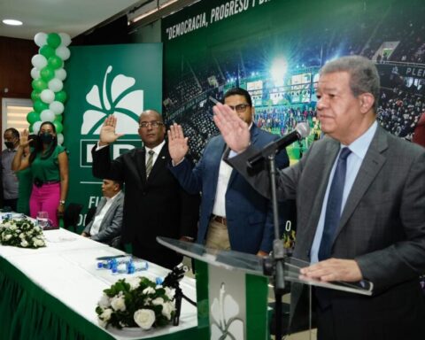 Leonel says: "In front of don't look back, the slogan is Pa' outside they will return"