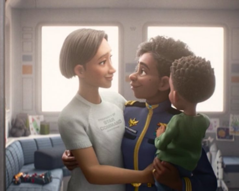 Fotograma del largometraje de dibujos animados “Lightyear”. Escena en la que una pareja homoafectiva se besa.