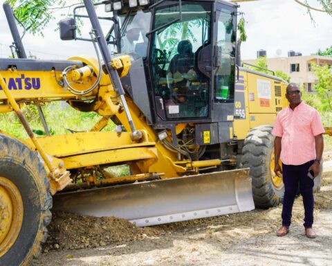 Los Alcarrizos Mayor's Office extends asphalt plan to Ciudad Satélite