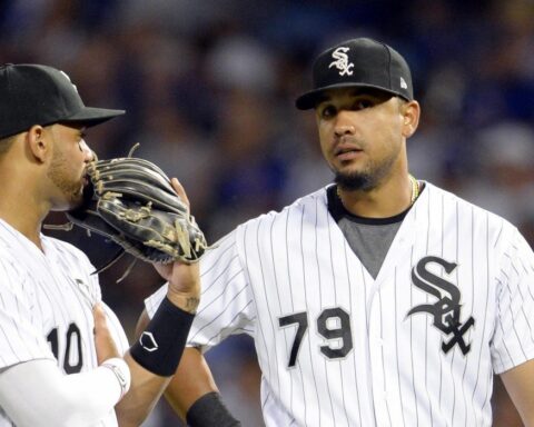 Yoan Moncada y José Abreu intercambian en un partido de los White Sox). Foto: Tomada de MLB.