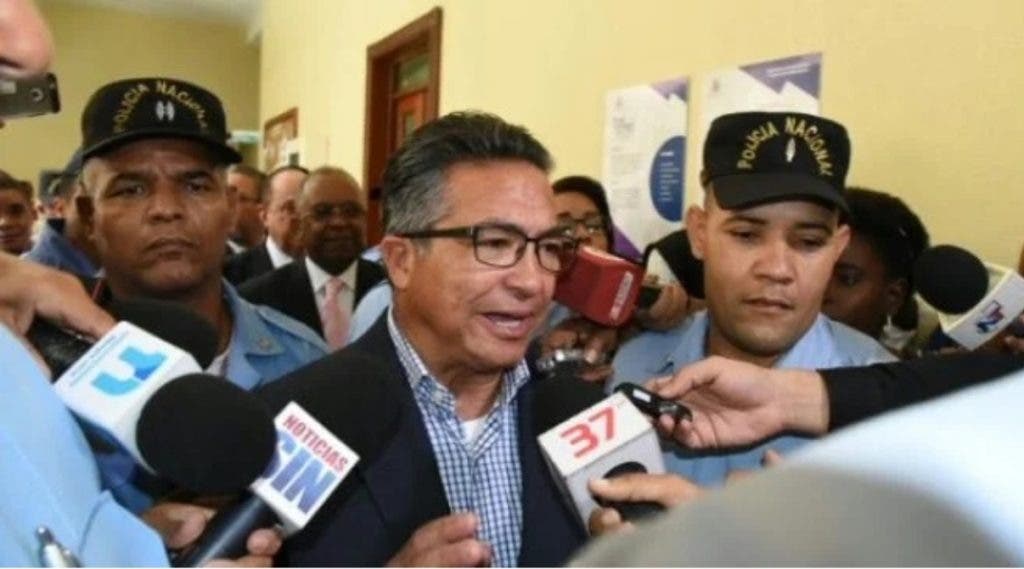 Major General (r) Pedro Rafael Peña Antonio upon his departure yesterday from the court that discharged him from the alleged case of corruption in the purchase of the Tucano aircraft.