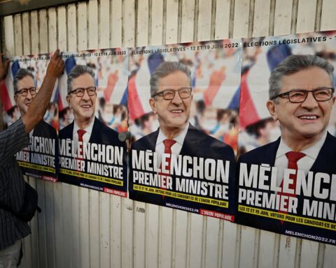 Carteles electorales proponiendo al izquierdista Jean-Luc Mélanchon como primer ministro de Francia. Foto: AP.