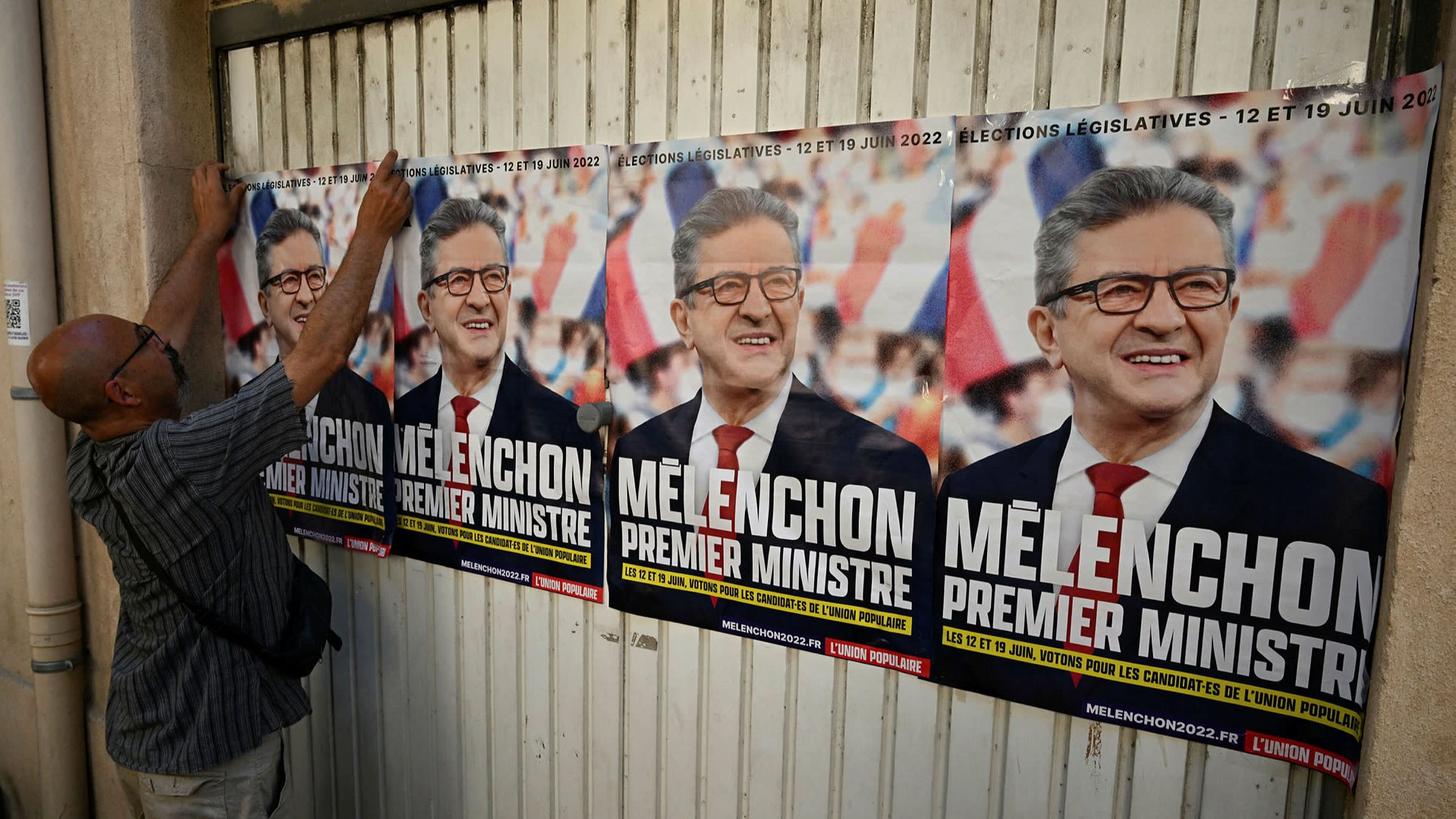 Carteles electorales proponiendo al izquierdista Jean-Luc Mélanchon como primer ministro de Francia. Foto: AP.